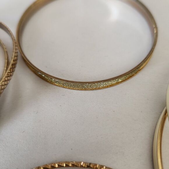 Fashion Jewelry Lot Of Bangle Braclets 12 Total, 9 Loose 3 Attached - Picture 7 of 8